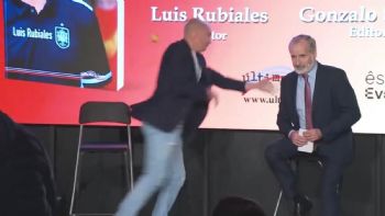 Lanzan huevos a Luis Rubiales durante la presentación de su libro (Video)