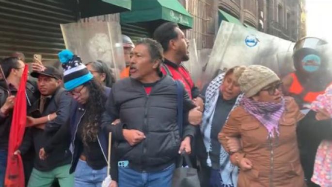 Maestros de la CNTE cercan Palacio Nacional; fueron dispersados con extintores (Video)