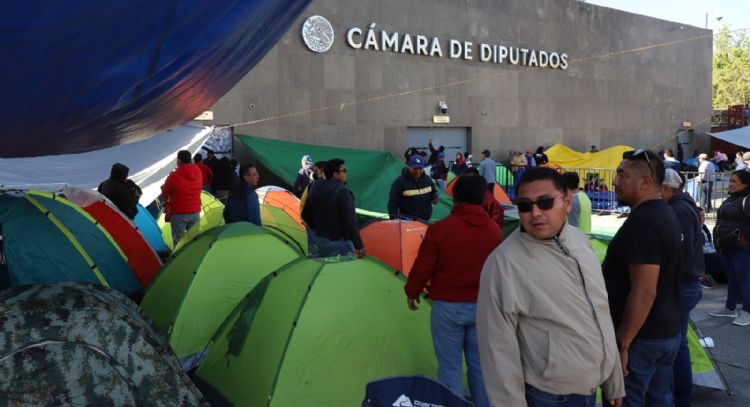 La CNTE instala plantón en inmediaciones de la Cámara de Diputados