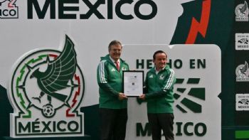 Marcelo Ebrard entrega distintivo “Hecho en México” a la Selección Mexicana de futbol (Video)