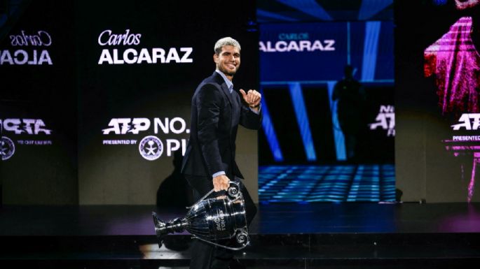 Alcaraz recibe el trofeo como número 1 del 2025: "Es algo para lo que estoy trabajando muy duro"