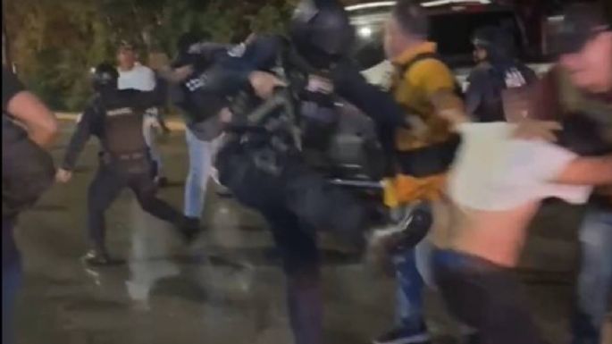 Bloqueo carretero en Playa del Carmen termina con múltiples detenidos por trifulca con policías