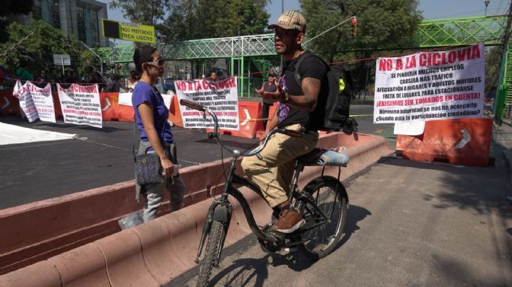 Vecinos de Calzada de Tlalpan protestan para exigir el cambio del trazo de la ciclovía