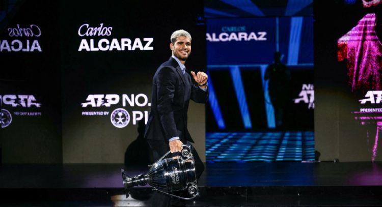 Alcaraz recibe el trofeo como número 1 del 2025: "Es algo para lo que estoy trabajando muy duro"