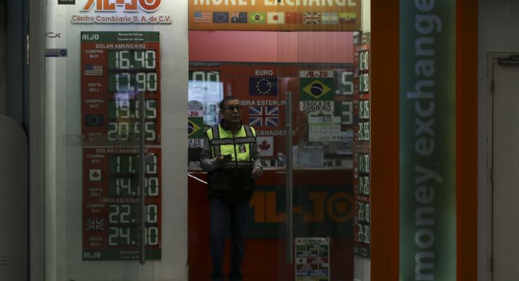 Peso arranca con depreciación ante debilidad del consumo privado