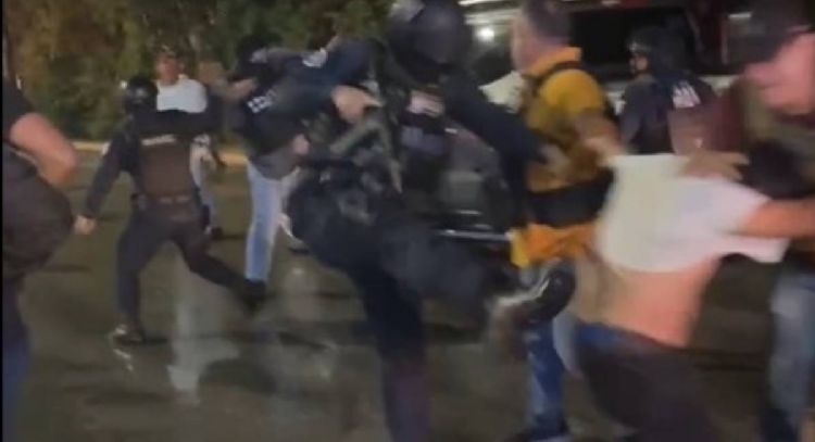 Bloqueo carretero en Playa del Carmen termina con múltiples detenidos por trifulca con policías