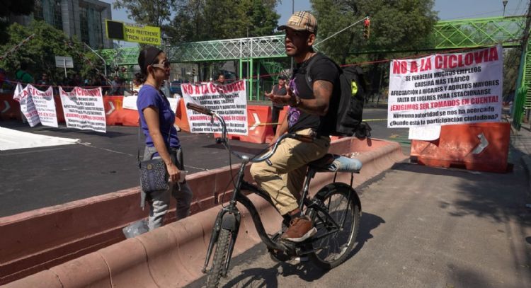 Vecinos de Calzada de Tlalpan protestan para exigir el cambio del trazo de la ciclovía