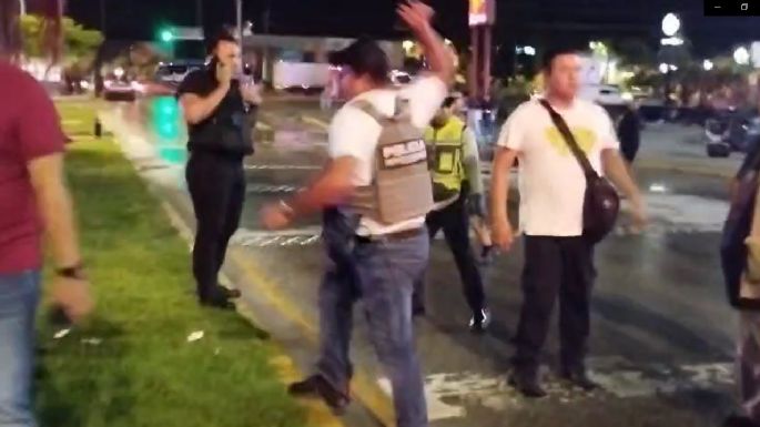 Policías de Playa del Carmen agreden a prensa que documentaba disuasión de bloqueo carretero