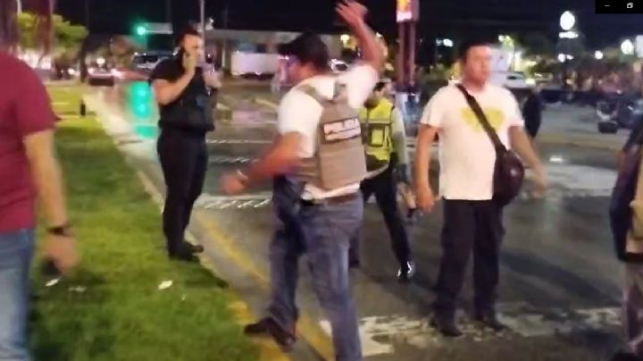 Policías de Playa del Carmen agreden a prensa que documentaba disuasión de bloqueo carretero