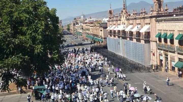 Marchan en ciudades de Michoacán por Carlos Manzo; hay dos detenidos y dos reporteros lesionados