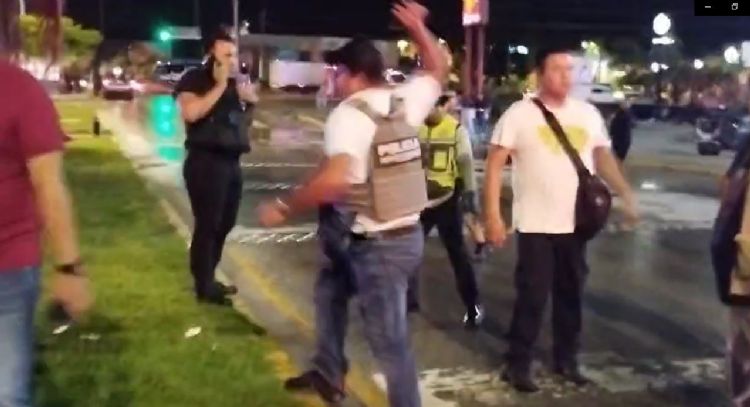 Policías de Playa del Carmen agreden a prensa que documentaba disuasión de bloqueo carretero
