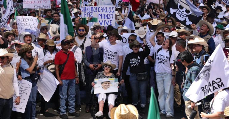 Miles de personas participaron en la marcha convocada por la Generación Z, para exigir justicia por el asesinato del alcalde de Uruapan, Carlos Manzo. En la imagen la abuela de Manzo, doña Raquel Ceja, durante la protesta.  Foto: Montserrat López