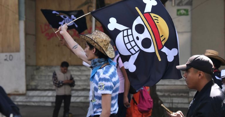 La bandera de One Piece fue el símbolo de identidad durante  la marcha convocada por la Generación Z, para exigir justicia por el asesinato del alcalde de Uruapan, Carlos Manzo. Foto: Montserrat López