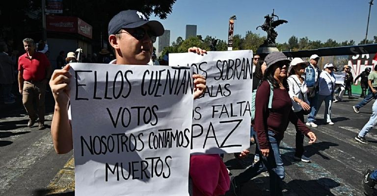 Participantes de la marcha a la altura de Bellas Artes. Foto: Eduardo Miranda