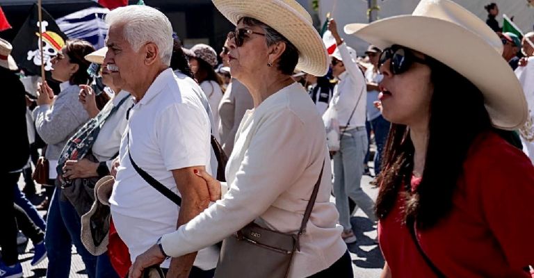 Durante la manifestación se pudo apreciar a familias portando sombreros blancos  simbolo, para exigir justicia por el asesinato del alcalde de Uruapan, Carlos Manzo. Foto: Montserrat López
