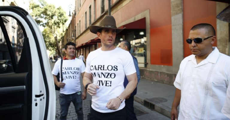 El Diputado de Michoacán por el distrito de Uruapan, Carlos Bautista Tafalla, integrante del Movimiento Independiente del Sombrero al dejar la marcha en la CDMX  Foto: José Manuel Jiménez