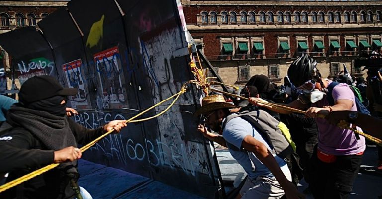 Los manifestantes lograron derribar las vallas que resguardaban el frente del Palacio Nacional.  Foto: José Manuel Jiménez