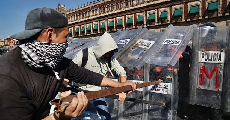 La policía se vio rebasada por momentos durante la confrontación en el Zócalo de la CDMX . Foto: José Manuel Jiménez