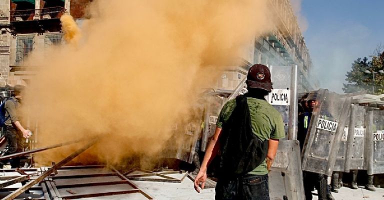 Con gas lacrimógeno y extintores la policía intentaba contener a los manifestantes.  José Manuel Jiménez