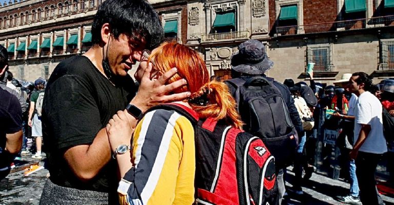 Una pareja de jóvenes durante los enfrentamientos con la policía. Foto: José Manuel Jiménez.