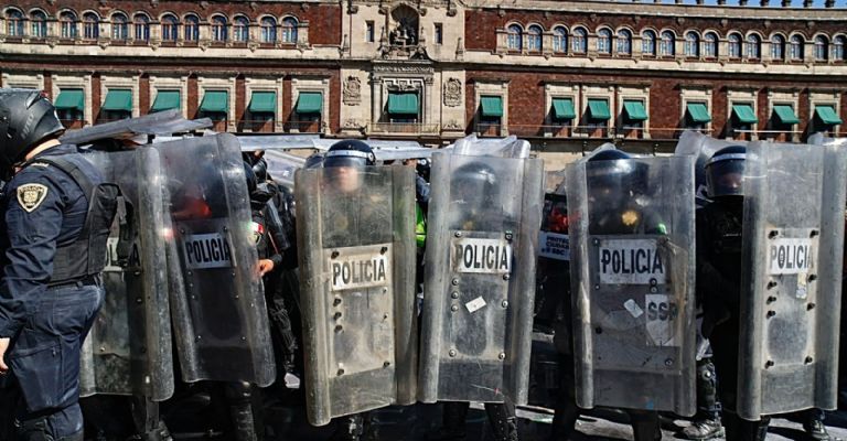  Sin vallas de protección la policía resguardó el Palacio Nacional. Foto José Manuel Jiménez