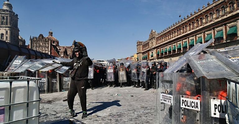 Sin vallas de protección la policía resguardó el Palacio Nacional. Foto José Manuel Jiménez