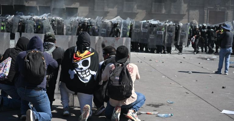 Un grupo de jóvenes hacen frente a los contingentes de la policía. Foto: Eduardo Miranda