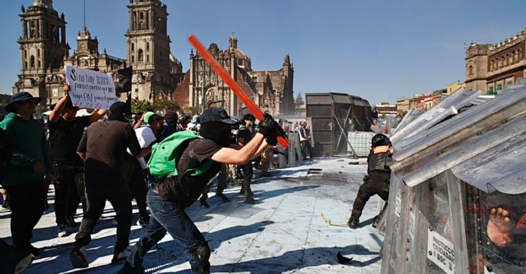 Enfrentamiento frente a Palacio Nacional. Foto José Manuel Jiménez