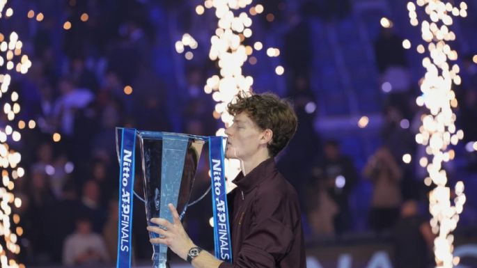 Jannik Sinner vence a Carlos Alcaraz y retiene el título de las Finales ATP ante su público