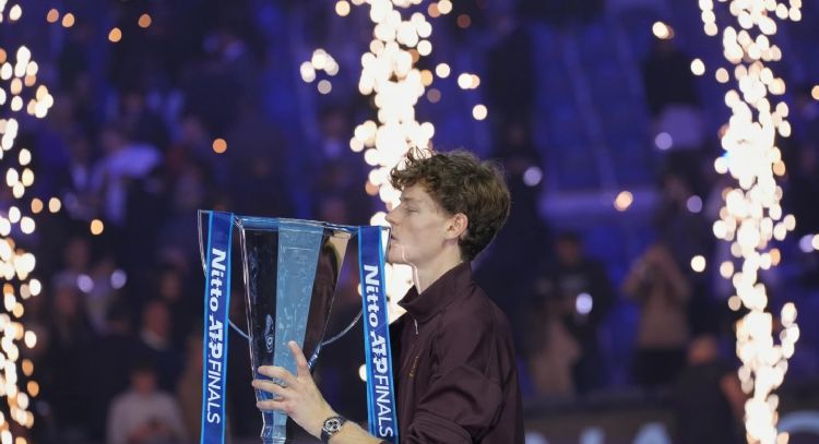 Jannik Sinner vence a Carlos Alcaraz y retiene el título de las Finales ATP ante su público