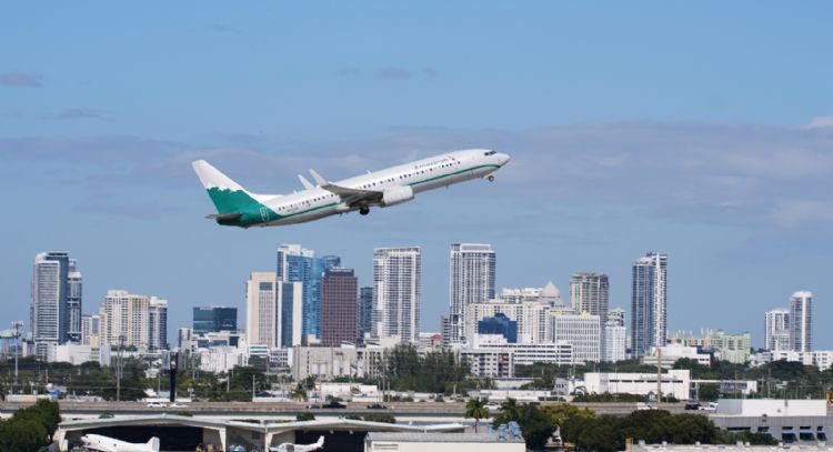 FAA levanta orden de reducción de vuelos; permiten a aerolíneas reanudar itinerarios regulares