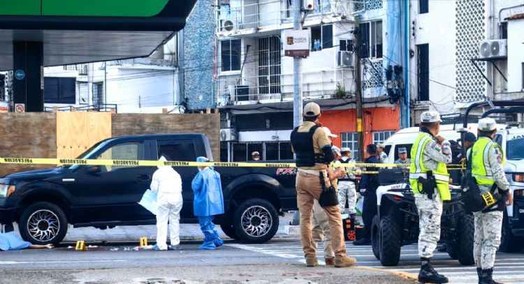 En pleno puente, dos turistas son baleado en la costera de Acapulco; uno murió