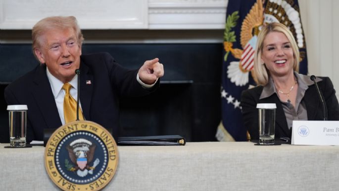 Trump asegura que firmaría la ley para publicar los archivos de Epstein