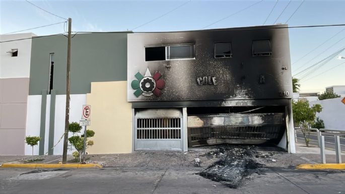 Grupo armado impacta vehículo contra fachada de colegio particular en Culiacán y le prende fuego