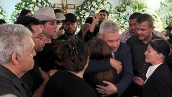 “¡Asesino!”: abuchean y corren al gobernador de Michoacán del funeral de Carlos Manzo (Videos)