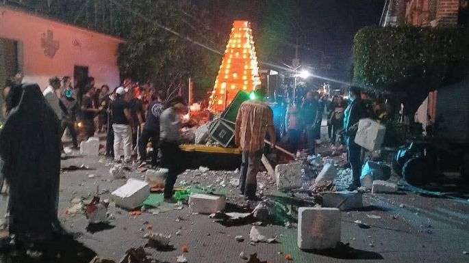 Explota carro alegórico con pirotecnia durante caravana del Día de Muertos en Mazatepec (Video)