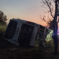 Vuelca autobús turístico en la carretera Morelia-Pátzcuaro; hay siete fallecidos y 20 lesionados