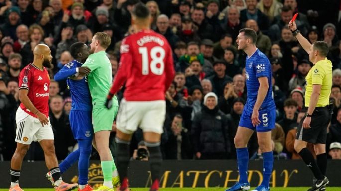 Expulsan a Gueye, futbolista del Everton, por abofetear a un compañero de su mismo equipo (Video)