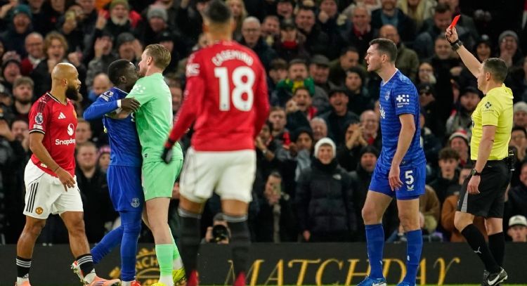 Expulsan a Gueye, futbolista del Everton, por abofetear a un compañero de su mismo equipo (Video)