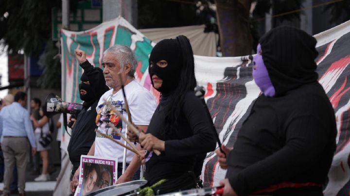 Miles de mujeres marchan sin violencia rumbo al Zócalo en el 25N