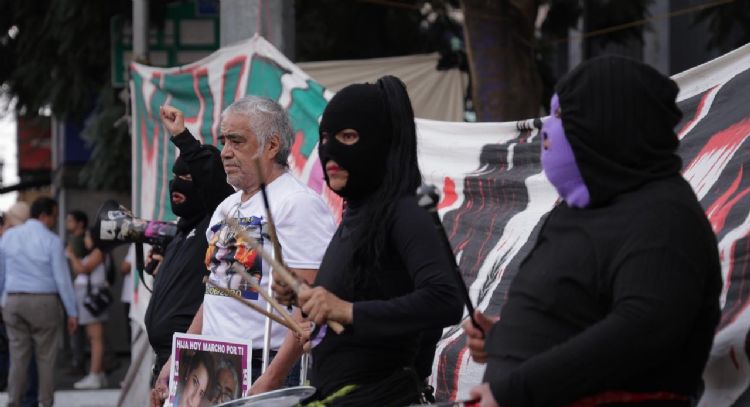 Miles de mujeres marchan sin violencia rumbo al Zócalo en el 25N