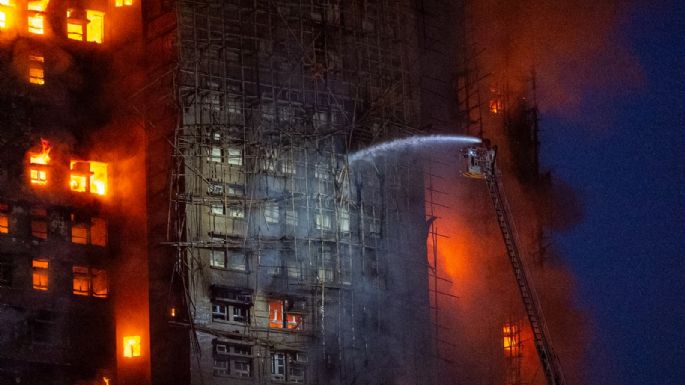 Mueren 13 personas por incendio en complejo de rascacielos residenciales en Hong Kong