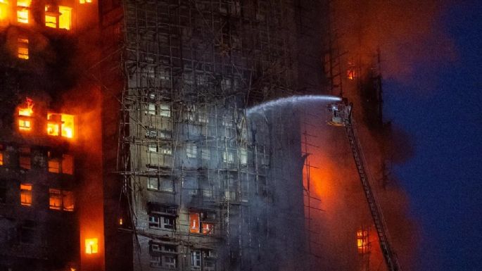Arde complejo residencial en Hong Kong; hay al menos 36 muertos