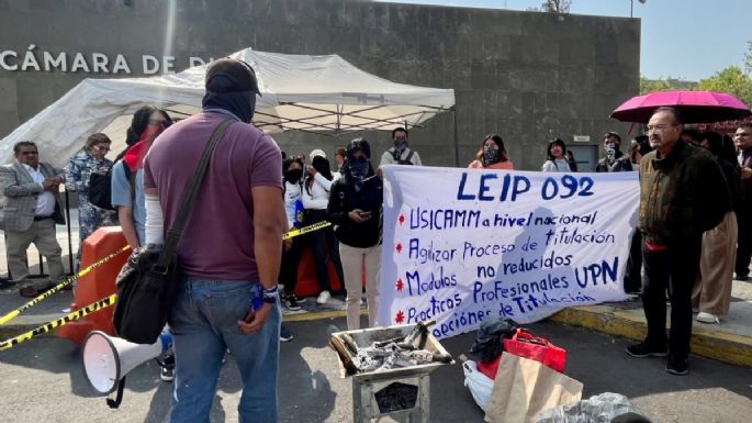 Estudiantes de la UPN cierran accesos a la Cámara de Diputados