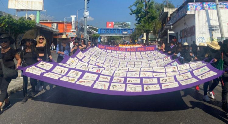 Exigen justicia por feminicidios en Morelos con mural y marchas en el 25N
