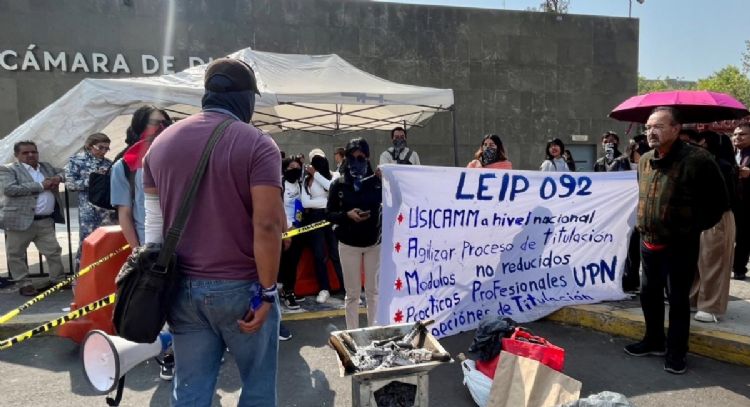 Estudiantes de la UPN cierran accesos a la Cámara de Diputados