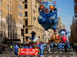 El desfile de Macy's del Día de Acción de Gracias trae a Pac-Man y Labubu a Manhattan (Video)