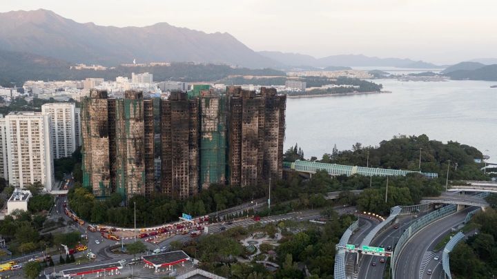 Número de muertos por incendio en complejo residencial de Hong Kong aumenta a 128
