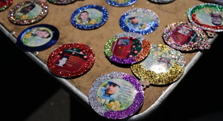 Crean en Ecatepec árbol de Navidad que lleva fotografías de personas desaparecidas