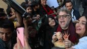 Foto ilustrativa de la nota titulada: Guillermo del Toro se entrega a sus fans durante alfombra roja de “Frankenstein” en la CDMX (Video)